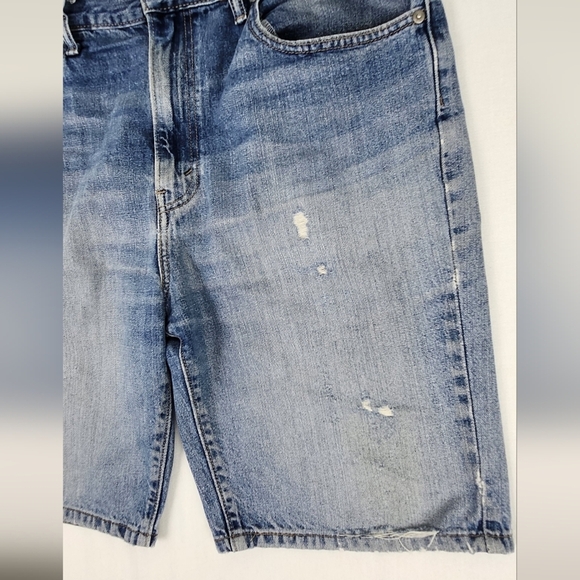 Levi's 505 Light Wash Distressed Style Shorts. 100% Cotton. - Picture 2 of 6